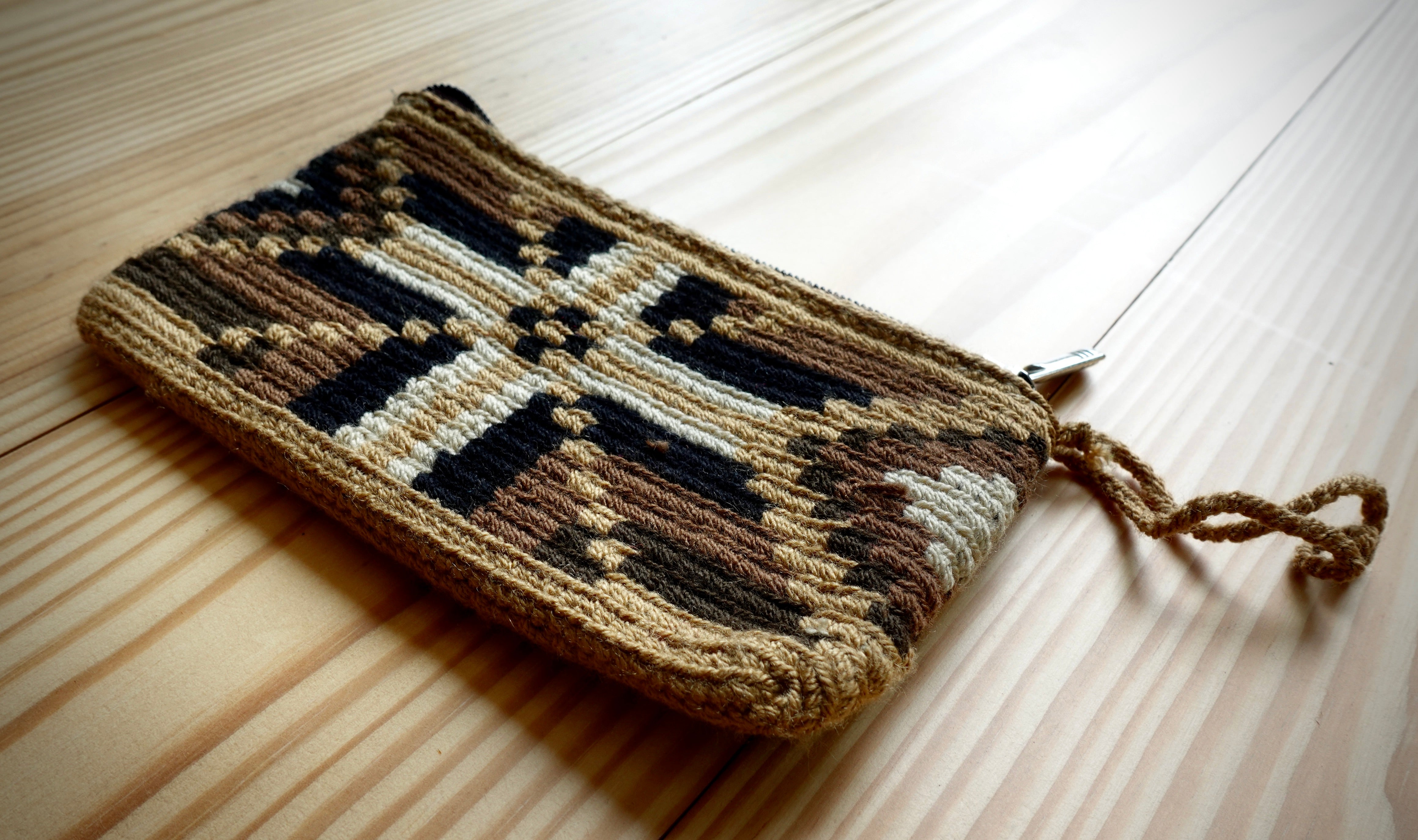 Estaaqui Wayuu Handmade Wristlet Clutch, Small