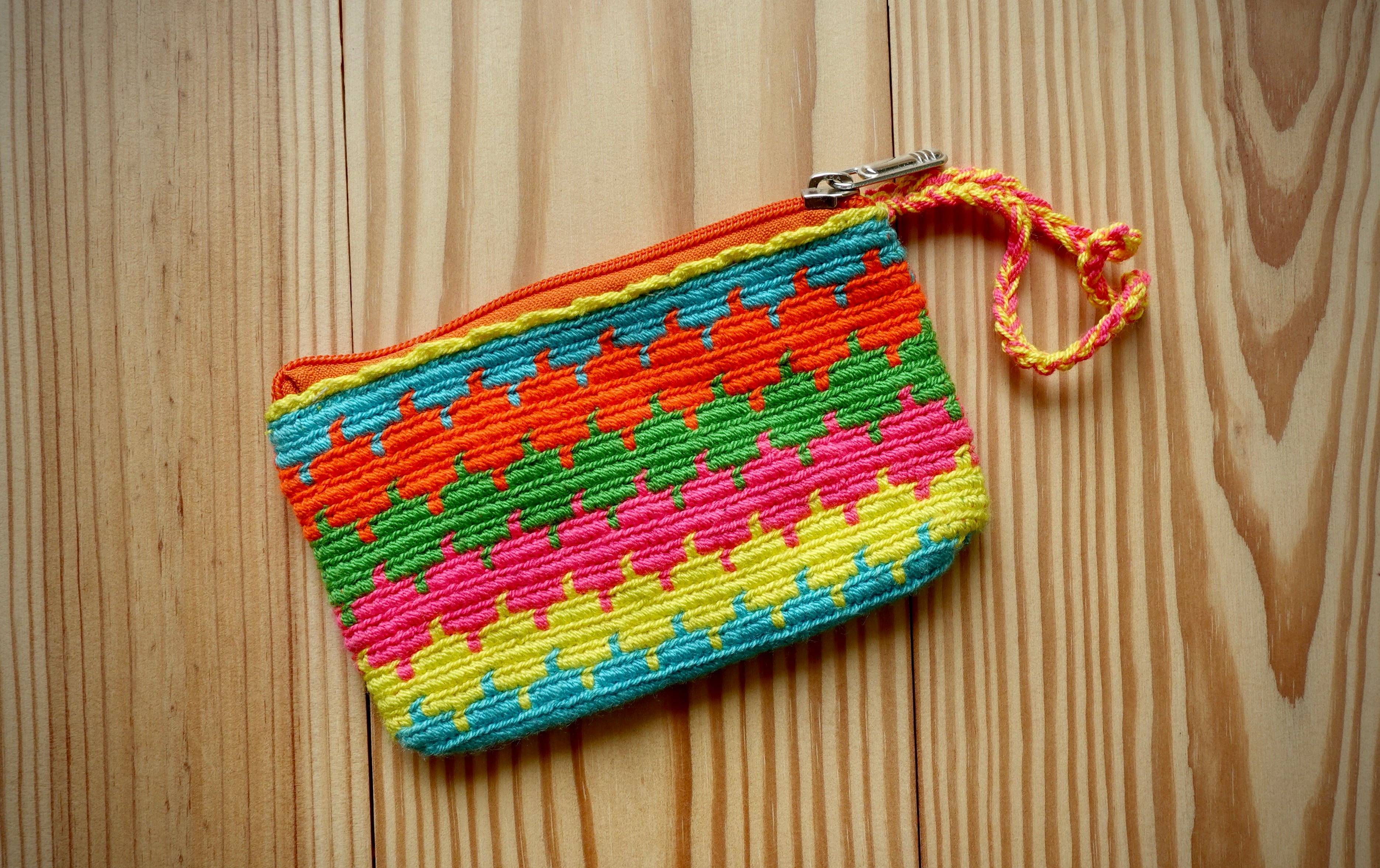 Loziqueizi Wayuu Handmade Wristlet Clutch, Small