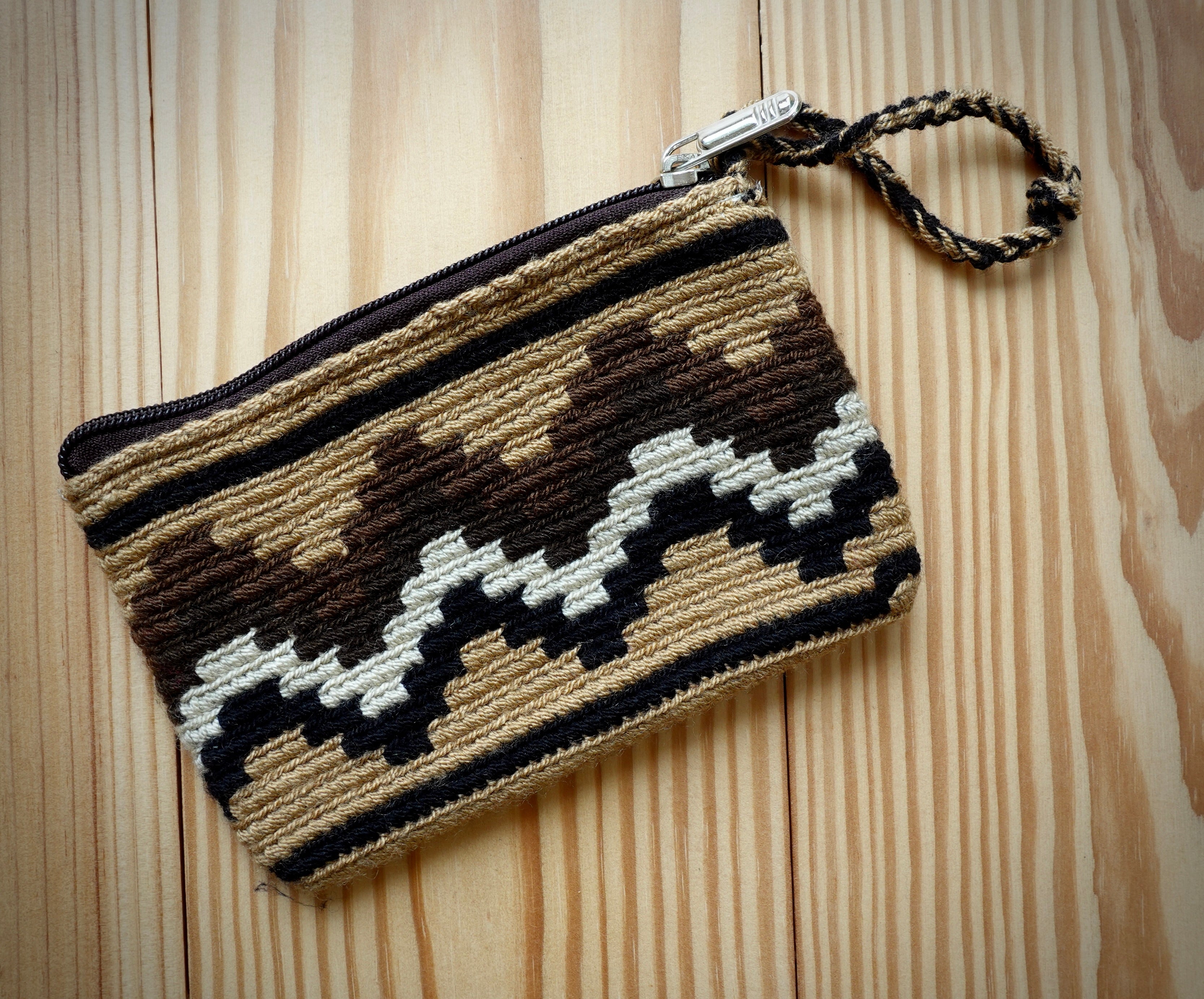 Ziquiziqui Wayuu Handmade Wristlet Clutch, Small