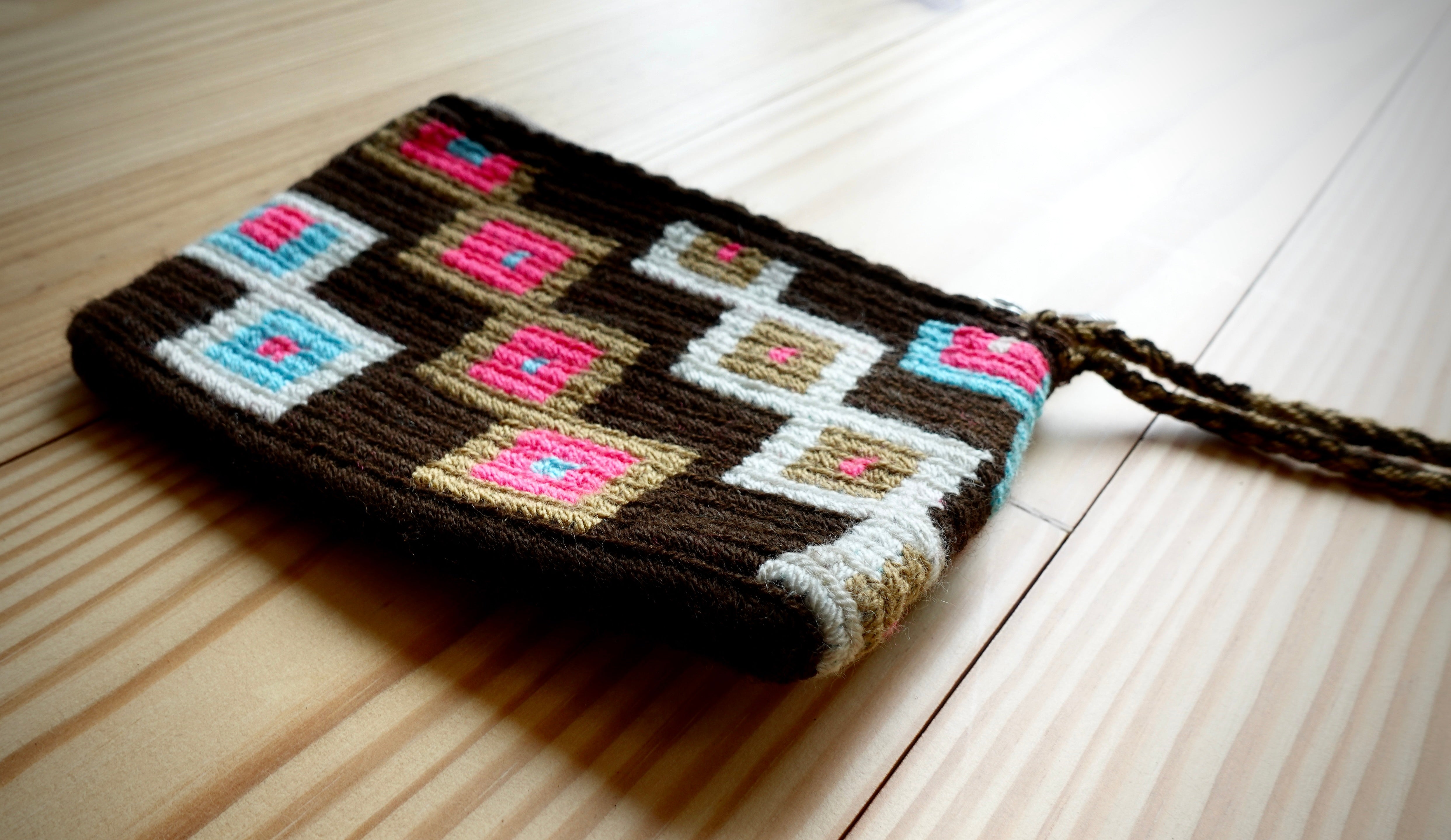 Escalaöqie Wayuu Handmade Wristlet Clutch, Small