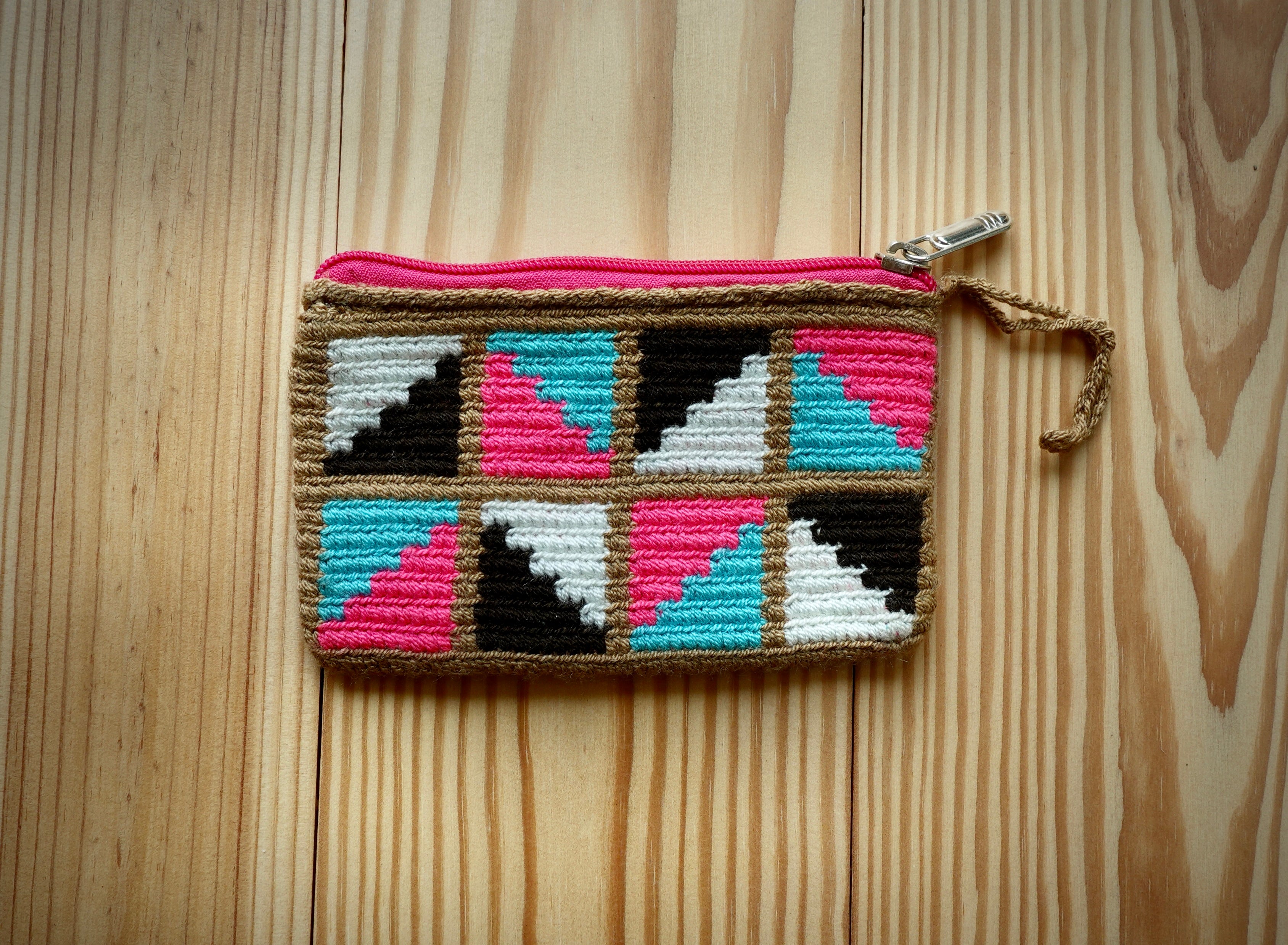 Oalzieuquíi Wayuu Handmade Wristlet Clutch, Small