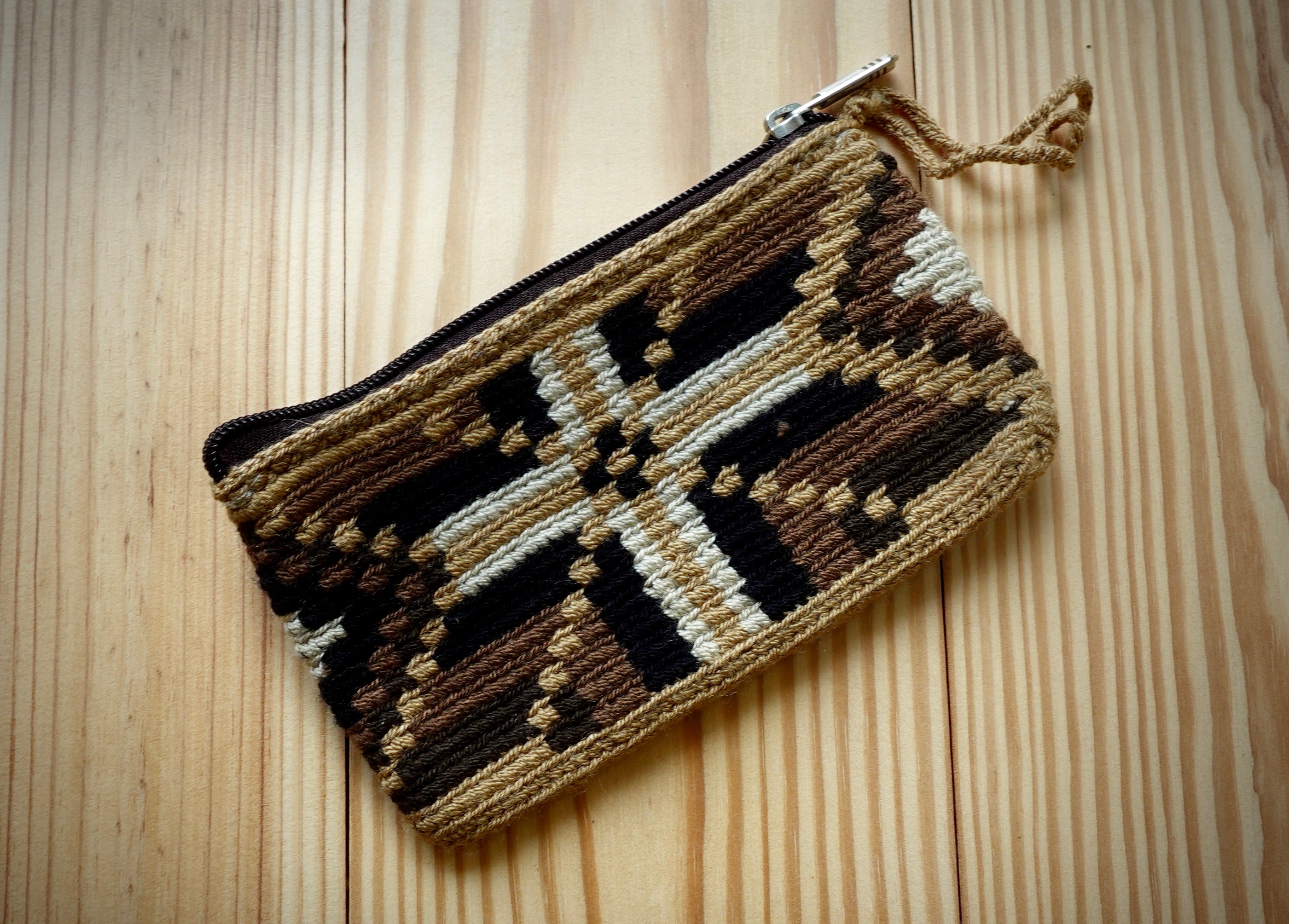 Estaaqui Wayuu Handmade Wristlet Clutch, Small