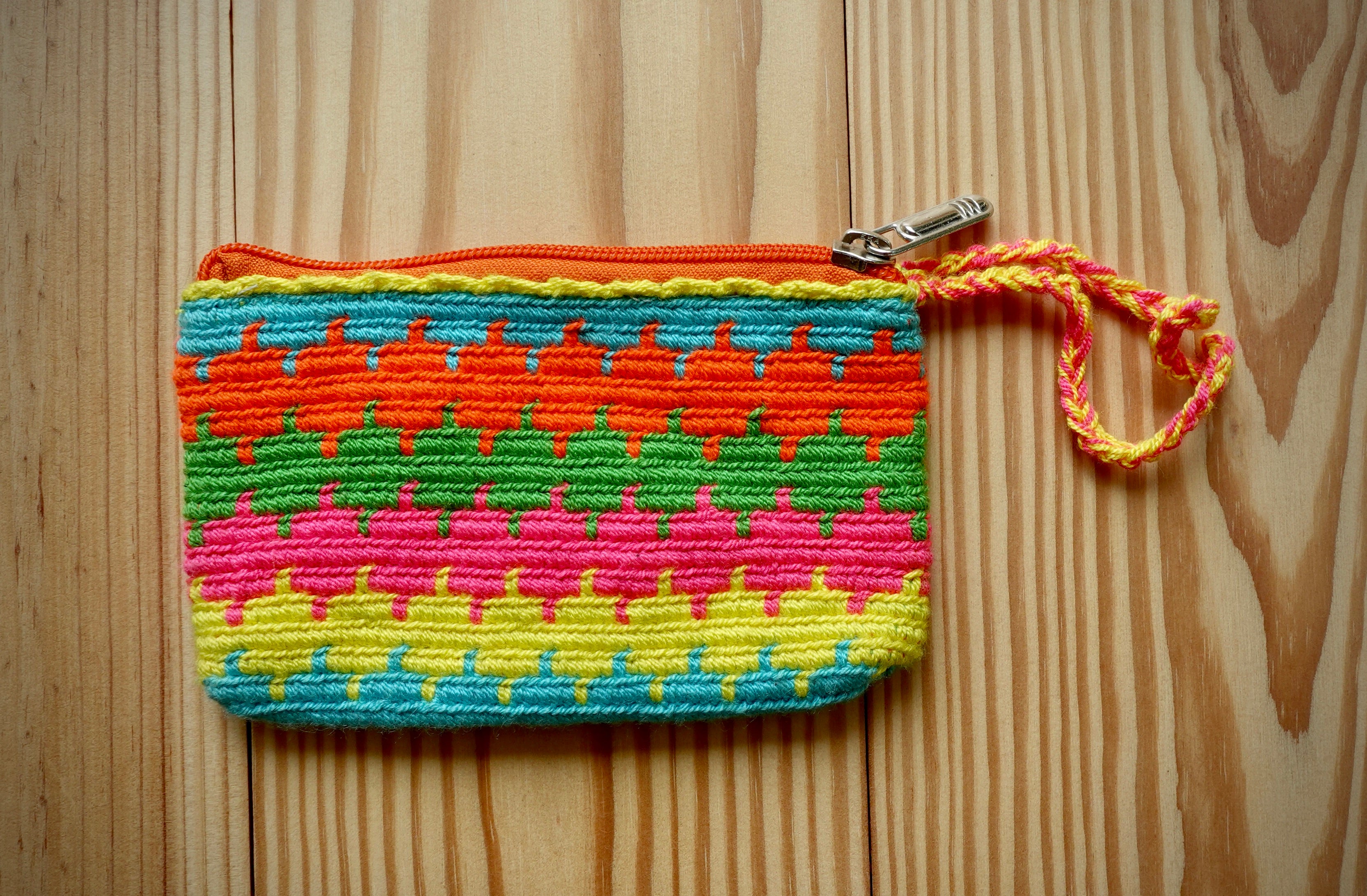 Loziqueizi Wayuu Handmade Wristlet Clutch, Small