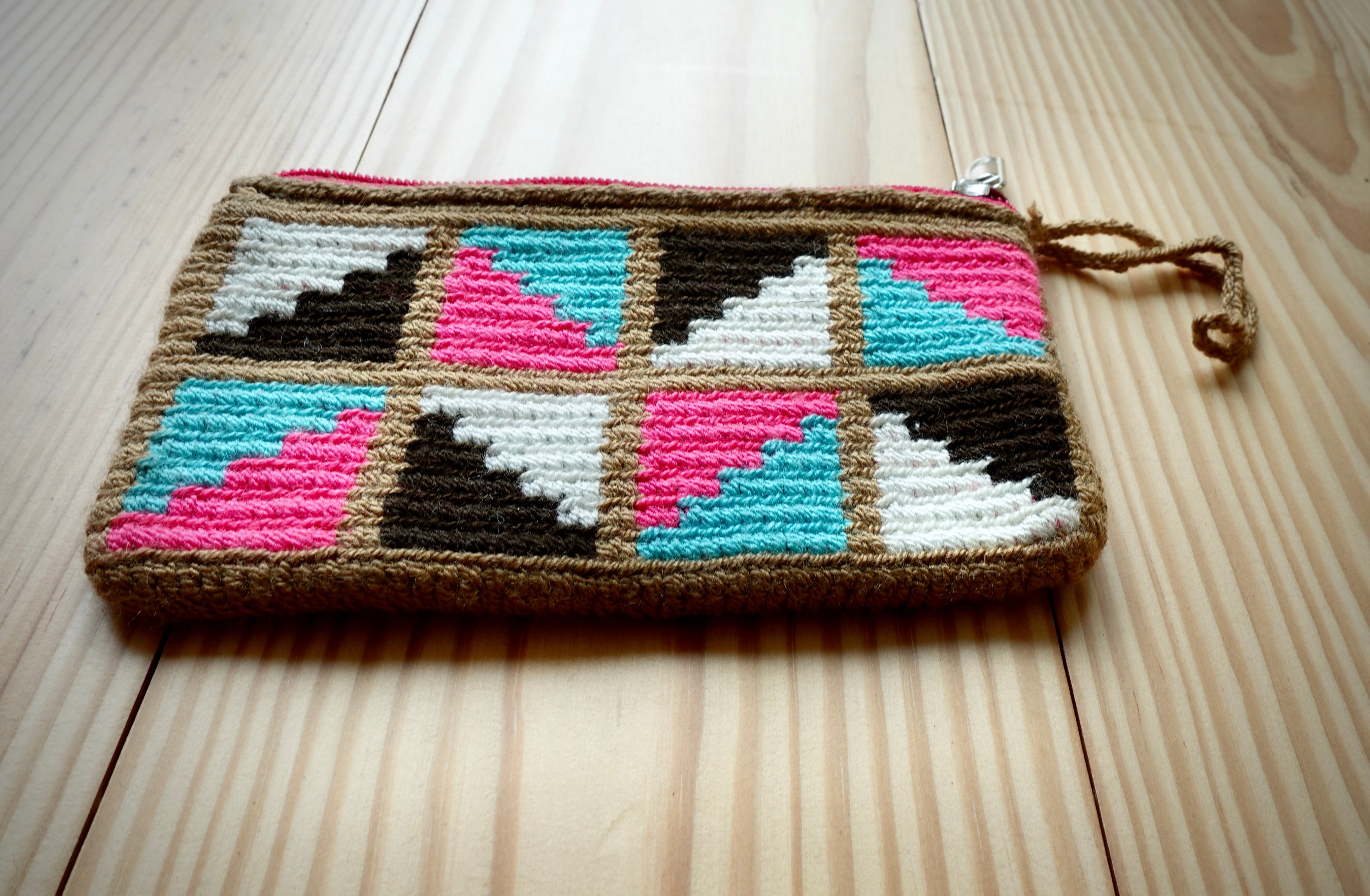 Oalzieuquíi Wayuu Handmade Wristlet Clutch, Small