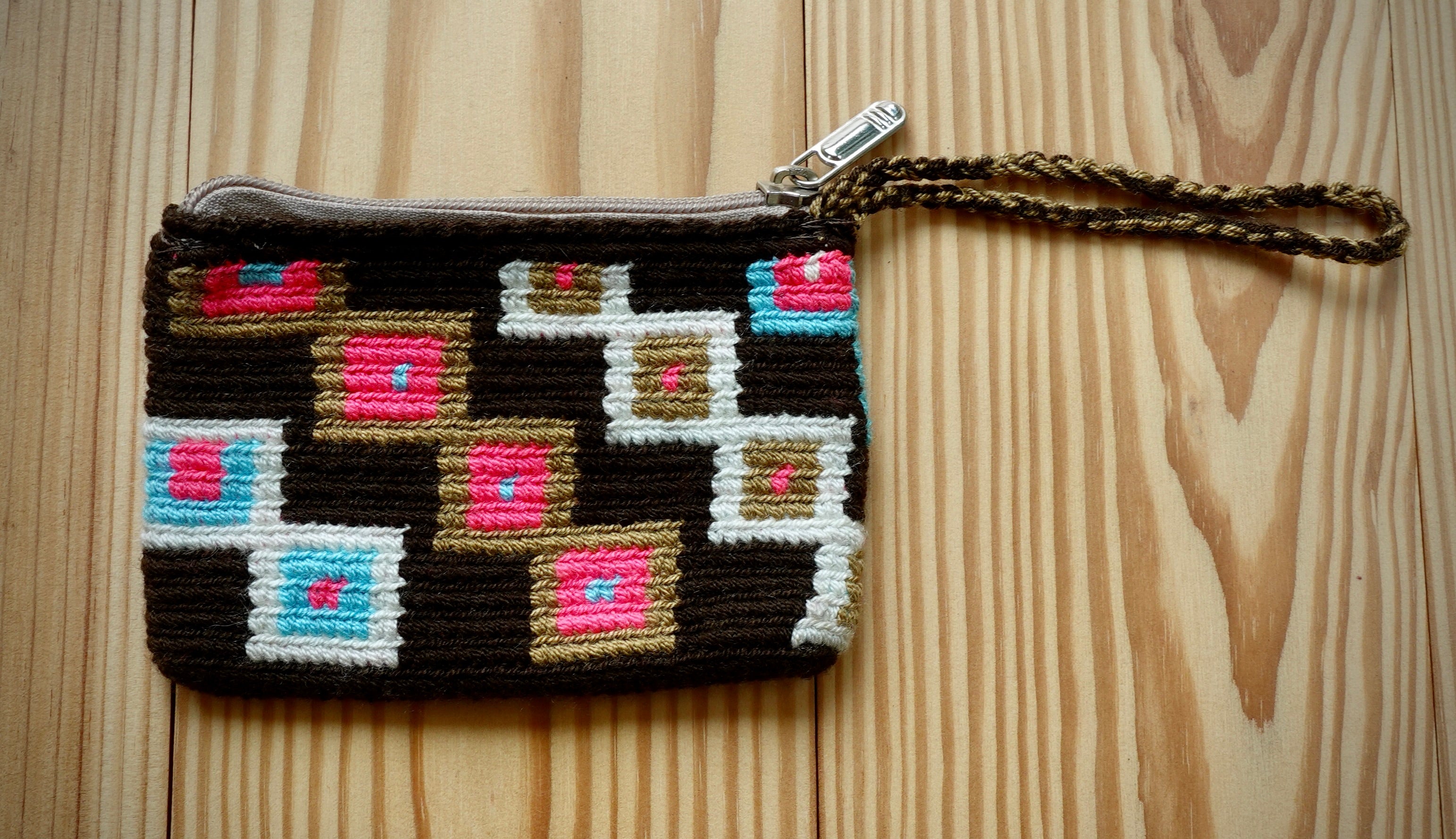 Escalaöqie Wayuu Handmade Wristlet Clutch, Small