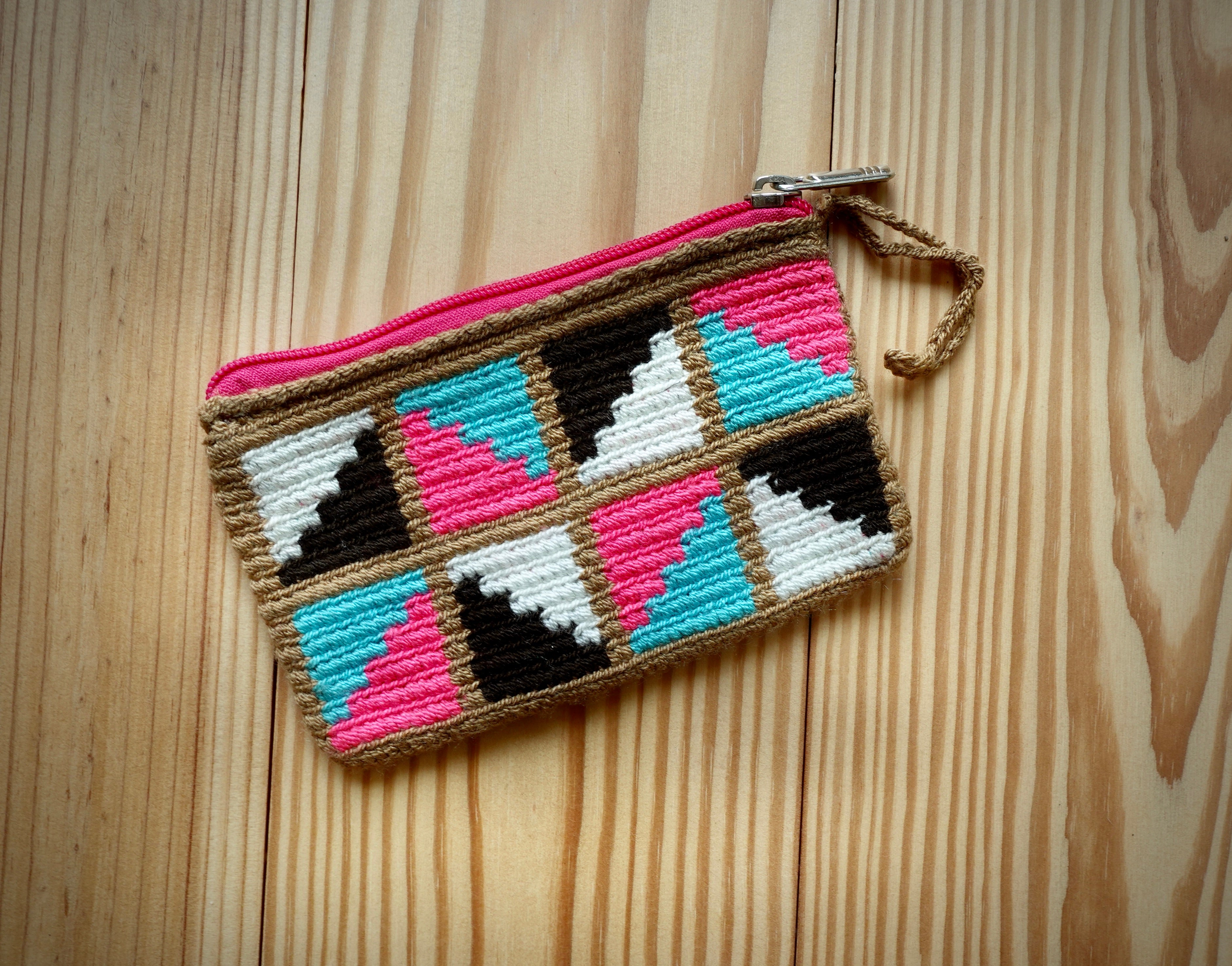 Oalzieuquíi Wayuu Handmade Wristlet Clutch, Small