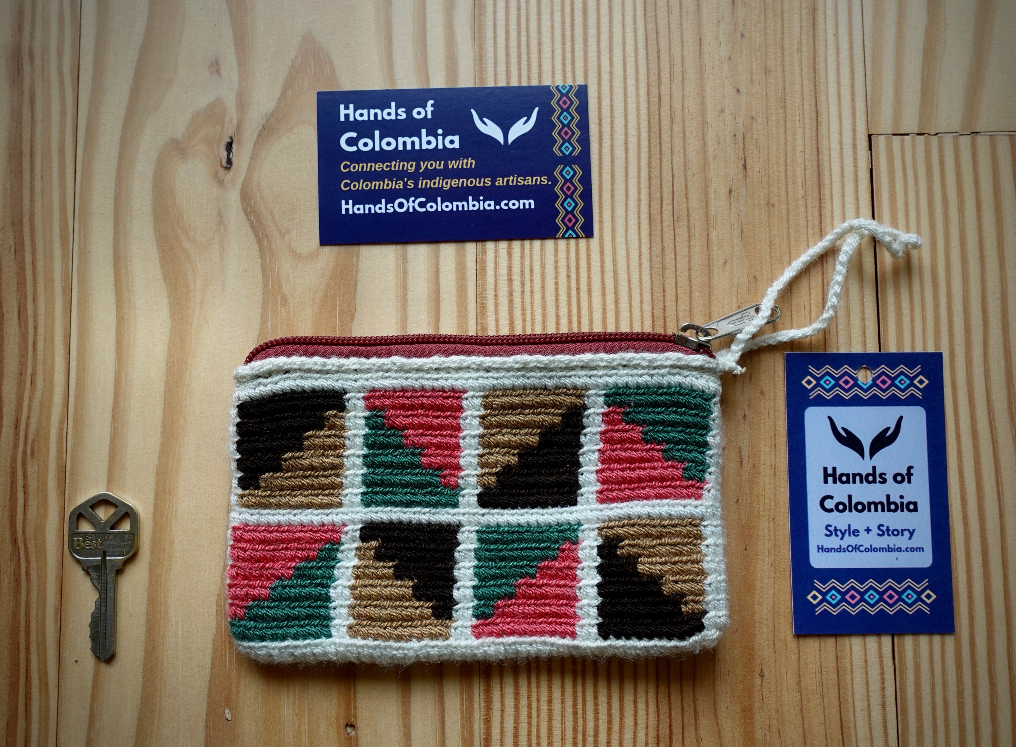 Tríatrí Wayuu Handmade Wristlet Clutch, Small
